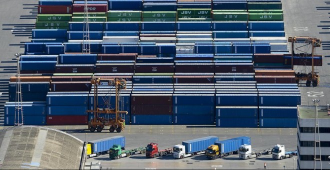 Vista de los contenedores de la terminal de carga del Puerto de Barcelona. AFP/Josep Lago