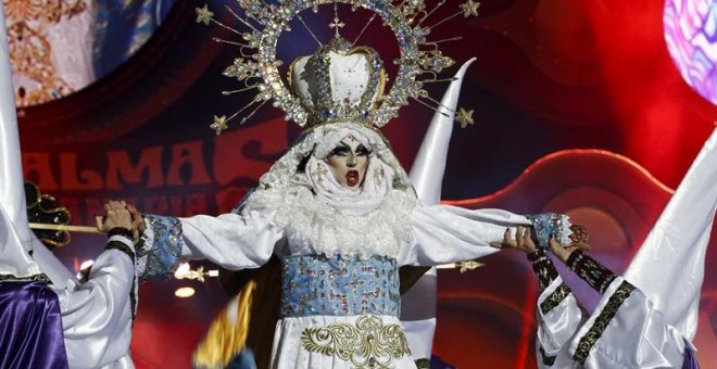 Drag Sethlas, con la fantasía '¡Mi cielo yo no hago milagros. Que sea lo que Dios quiera', ha ganado el concurso Drag del Carnaval de la Eterna Primavera, esta noche en el Parque de Santa Catalina de Las Palmas de Gran Canaria. EFE/Elvira Urquijo