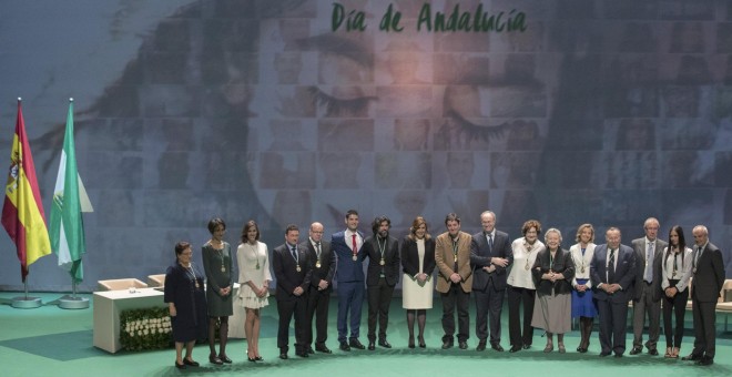 La presidenta andaluza, Susana Díaz, posa en el Teatro de la Maestranza de Sevilla con los galardonados en el acto de entrega de las Medallas de Andalucía con motivo de la conmemoración del día de la comunidad autónoma. EFE/Julio Muñoz