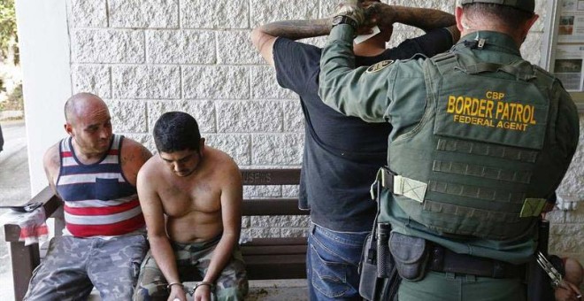 Agentes de la Patrulla Fronteriza de Estados Unidos (USBP) detienen a varios inmigrates tras cruzar el Río Grande cerca de McAllen en Texas. | LARRY W. SMITH (EFE)