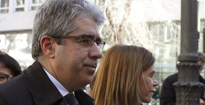 Francesc Homs, acompañado por su esposa, a su salida del Tribunal Supremo. / JAVIER LIZÓN (EFE)