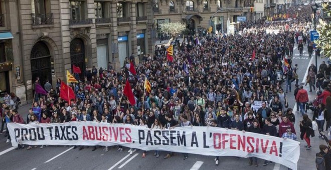 Más de 4.000 estudiantes de las universidades catalanas, según datos de la Guardia Urbana, se han manifestado por el centro de Barcelona para exigir la reducción en un 30 % de las tasas universitarias, que son las más caras de España, y equiparar los prec