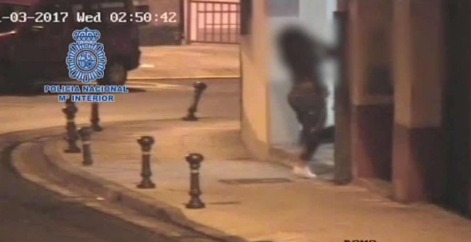 Captura del vídeo en el que un hombre agrede a su expareja cerca de la comisaría de Lugo.