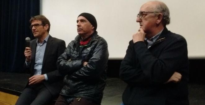 Gorka Urtaran, Lluís Llach y Jaume Roures, durante la presentación en Madrid de 'Llach: La revolta permanent'.