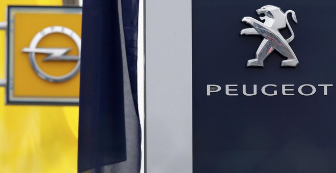 Los logos de Opel y Peugeot. - REUTERS