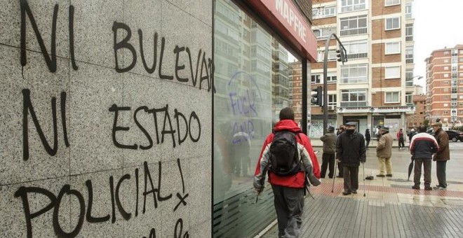 Una pintada en el barrio de Gamonal, contra el bulevar y la actuación de la policía. / Santi Otero (Efe)