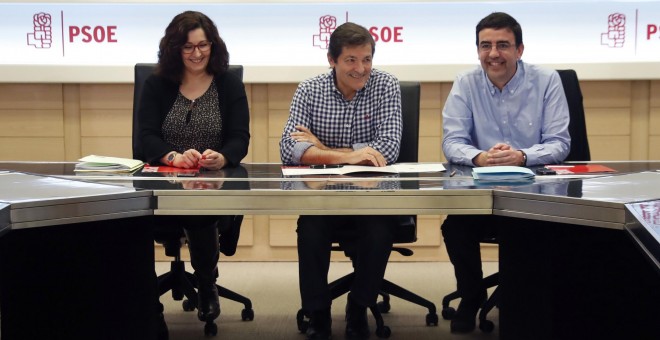 El presidente de la Comisión Gestora del PSOE, Javier Fernández (c), acompañado por el portavoz, Mario Jiménez Díaz (d), y la adjunta a Organización, Ascensión Godoy Tena. EFE/Javier Lizón