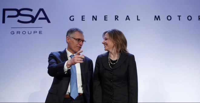 El presidente de PSA Peugeot Citroën, Carlos Tavares, y la responsable ejecutiva de General Motors, Mary Ibarra, posan antes de una rueda de prensa en París (Francia). REUTERS REUTERS/Christian Hartmann