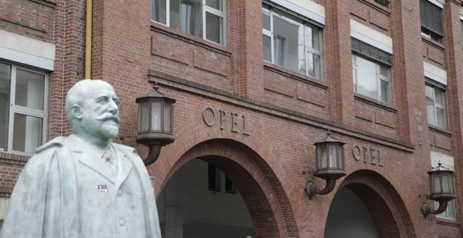 La estatua del fundador de Opel, Adam Opel, ante la sede de la compañía en Ruesselsheim (Alemania). EFE/Armando Babani