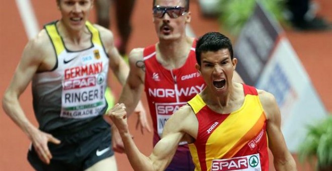 Adel Mechaal celebra su victoria en la final de los 3.000 metros en el Europeo en pista. /EFE