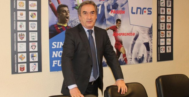 Javier Lozano posa en la sede de la LNFS para la entrevista. /LFNS