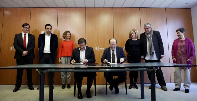 El presidente de la Comisión Gestora del PSOE, Javier Fernández, y el primer secretario del PSC, Miquel Iceta, durante la firma en la sede de Ferraz, del protocolo de relaciones entre ambas formaciones políticas.EFE/Sergio Barrenechea