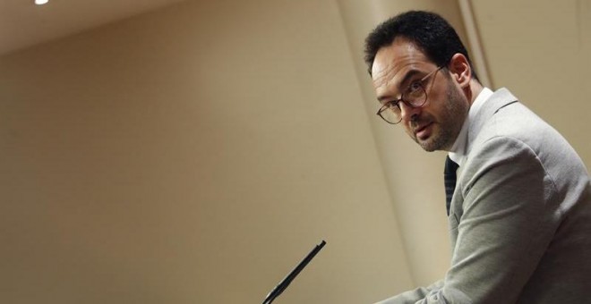 El portavoz del Grupo Socialista, Antonio Hernándo, durante su comparecencia ante los medios tras la reunión de la Junta de Portavoces hoy en el Congreso de los Diputados.EFE/Javier Lizón