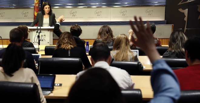 La portavoz de Podemos en el Congreso, Irene Montero, durante su comparecencia ante los medios tras la reunión de la Junta de Portavoces en el Congreso de los Diputados.EFE/Javier Lizón