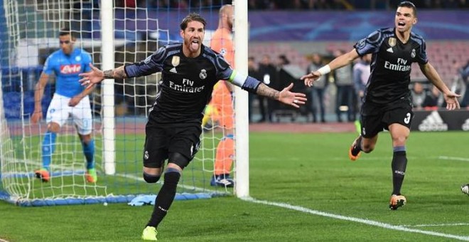 Sergio Ramos (i) de Real Madrid celebra al anotar contra Nápoles hoy, martes 7 de marzo de 2017, en un juego de los octavos de final de la Liga de Campeones en el estadio San Paolo en Nápoles (Italia). EFE/CIRO FUSCO