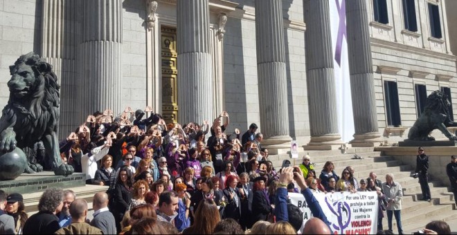 Concentración en la entrada del Congreso de los Diputados durante el paro de mujeres en el Día Internacional de la Mujer.