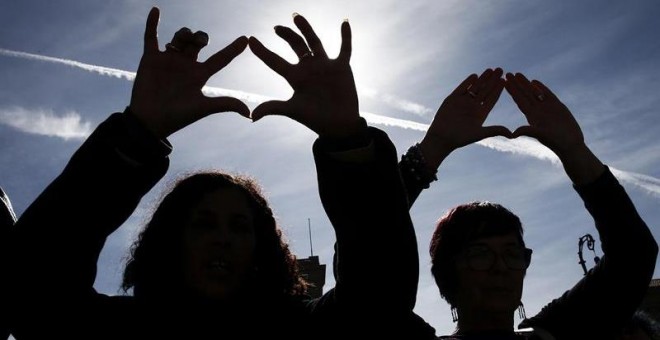 omento de la concentración, hoy en la Plaza del Castillo de Pamplona, convocado por la Coordinadora Feminista de Navarra para unirse al Paro Internacional de Mujeres (PIM) en el que ciudadanas de todo el mundo anteponen la solidaridad como 'arma' contra '