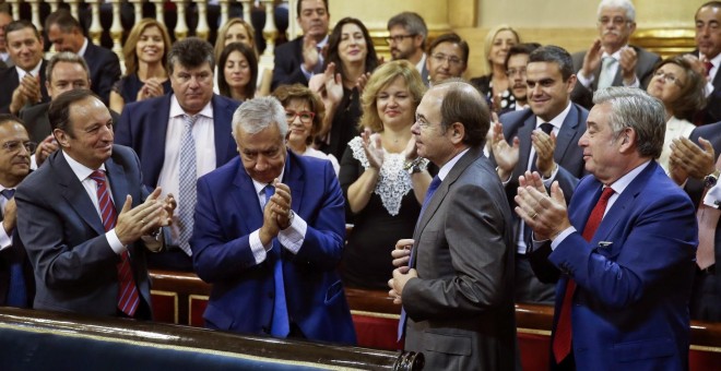 Pío García Escudero, aplaudido por sus compañeros en el Senado tras ser reelegido presidente. EFE