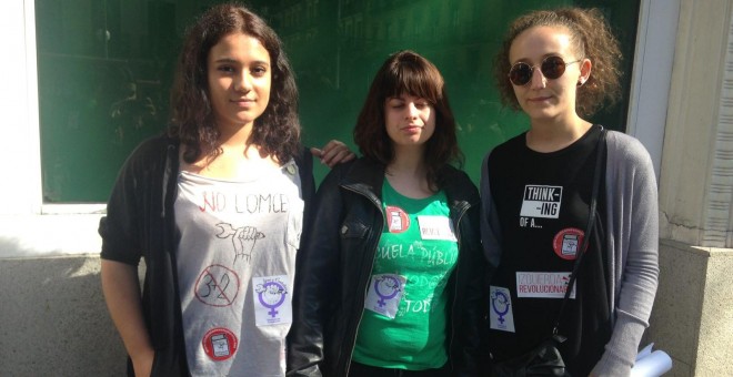 Tres estudiantes esperan el comienzo de la marcha convocada a las 12.00 h. en Atocha (Madrid). CS