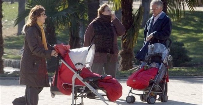 Una mujer pasea a su bebé. E.P.