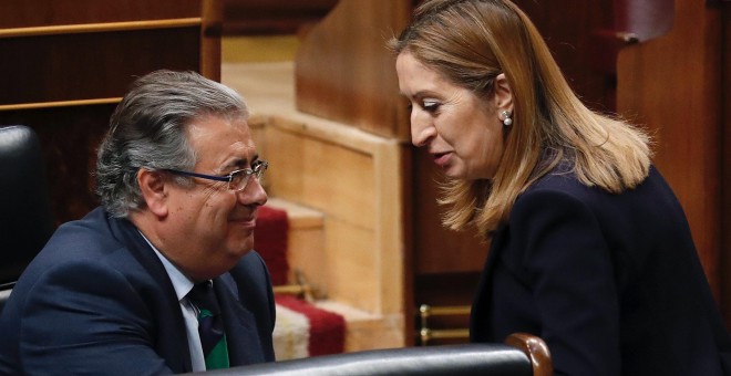 El ministro del Interior, Juan Ignacio Zoido, conversa con la presidenta del Congreso, Ana Pastor, durante el pleno en la Cámara Baja. EFE/Zipi