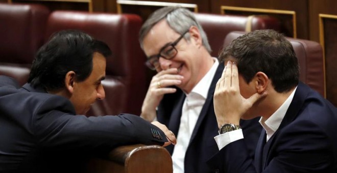 El coordinador general del PP, Fernando Martínez-Maíllo, (i), conversa con el presidente de Ciudadanos, Albert Rivera (d), y el secretario general, José Manuel Villegas,ayer, en el Congreso. EFE/Sergio Barrnechea