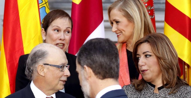 La presidenta de Andalucía, Susana Díaz, conversa con el ministro de Hacienda, Cristóbal Montoro, en presencia del rey Felipe VI, antes de posar para la foto de familia de la Conferencia de Presidentes. Detras, la presidenta madrileña Cristina Cifuentes c