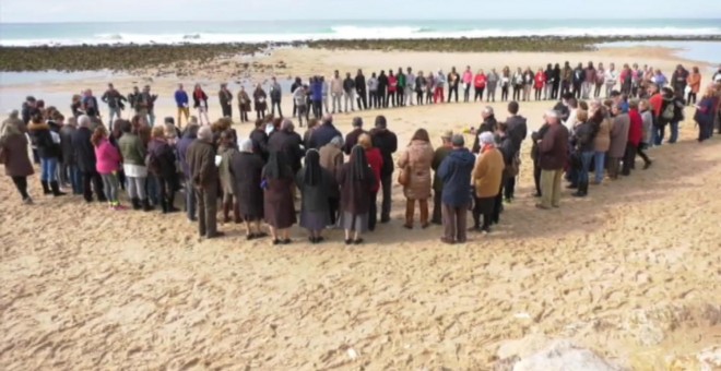 Homenaje en Barbate a Samuel, el niño congoleño que apareció en la playa tras ahogarse intentando cruzar el Estrecho.