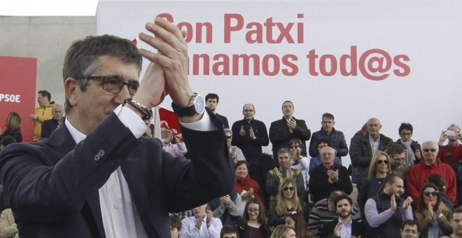 El aspirante a secretario general del PSOE Patxi López aplaude durante el acto celebrado hoy en la localidad madrileña de Getafe. EFE