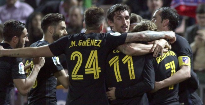 Los jugadores del Atlético de Madrid celebran el primer y único gol del equipo madrileño.- EFE