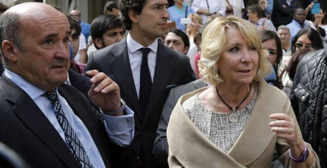 El exgerente del PP de Madrid, Beltrán Gutiérrez, con Esperanza Aguirre, en una foto de 2014. EFE