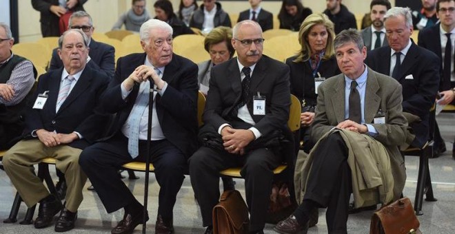 Los acusados por el caso Pretoria se sientan en el banquillo de la Audiencia Nacional. De izquierda a derecha: el ex secretario de Presidencia Lluís Prenafeta, el exconsejero Macià Alavedra, el exdiputado socialista Luis Andrés García, y el exalcalde de S