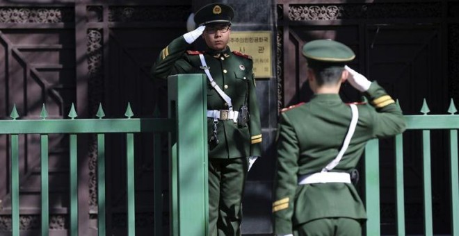 Policías paramilitares chinos hacen guardia frente a la Embajada de Corea del Norte en Pekín. - EFE