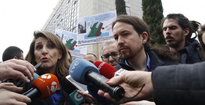 El líder de Podemos, Pablo Iglesias, este martes en una concentración de delegados sindicales de Navantia en Madrid acompañado del diputado de esta formación Alberto Rodríguez y Yolanda Díaz de En Marea. EFE/Javier Lizon