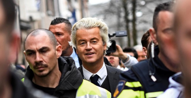 El político holandés de extrema derecha Geert Wilders, del partido PVV, está rodeado de seguridad durante un mitin en Heerlen, Holanda. REUTERS / Dylan Martinez
