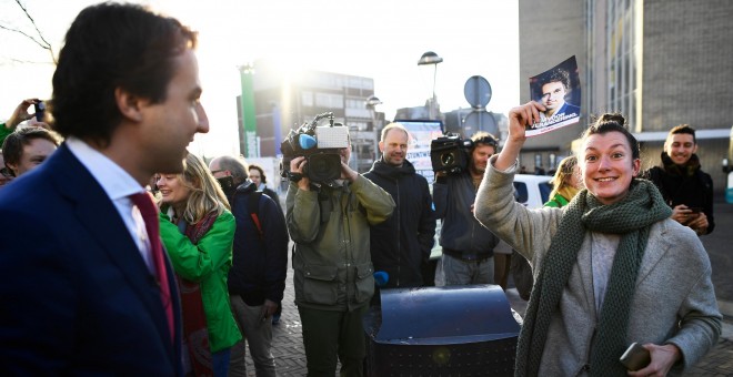 El líder del Partido Verde Holandés (Groen Links) Jesse Klaver hace campaña fuera de una estación de tren en Leiden. REUTERS / Dylan Martinez