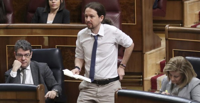 El líder de Podemos, Pablo Iglesias, antes de su intervención ante el pleno del Congreso donde el presidente del Gobierno, Mariano Rajoy, expone las conclusiones del último Consejo Europeo EFE/Chema Moya