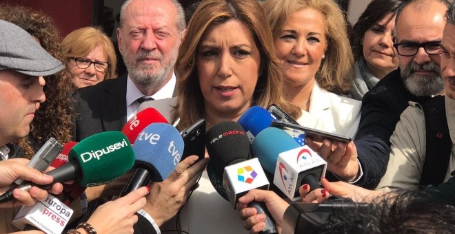 La presidenta de la Junta de Andalucía, Susana Díaz, atiende a los medios en Castilleja de la Cuesta (Sevilla). E.P./Eduardo Briones