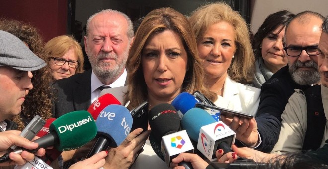 La presidenta de la Junta de Andalucía, Susana Díaz, atiende a los medios en Castilleja de la Cuesta (Sevilla). E.P./Eduardo Briones