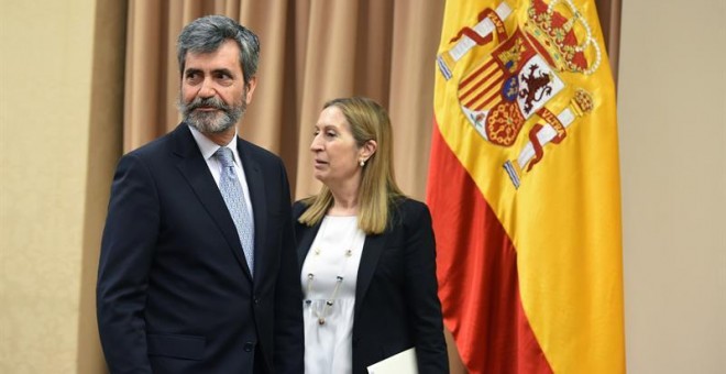 El presidente del Tribunal Supremo y del Consejo General del Poder Judicial, Carlos Lesmes, junto a la presidenta del Congreso, Ana Pastor , momentos antes de su comparecencia ante la Comisión de Justicia del Congreso de los Diputados para informar del es