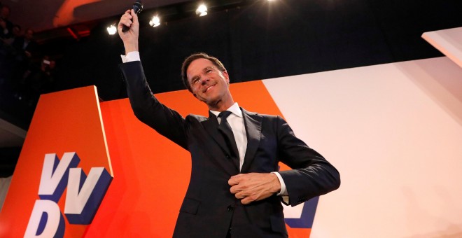 El primer ministro holandés, Mark Rutte, comparece tras conocer los resultados de los sondeos de las elecciones holandesas. - REUTERS