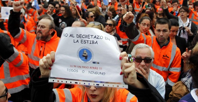 Concentración en la Plaza Alta de Algeciras (Cádiz) en apoyo a los estibadores sobre la reforma de este sector. EFE/A.Carrasco Ragel