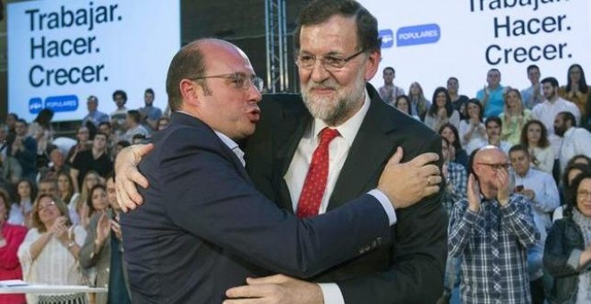 El presidente del Gobierno, Mariano Rajoy, con el presidente de la Región de Murcia y del PP territorial, Pedro Antonio Sánchez. Archivo EFE