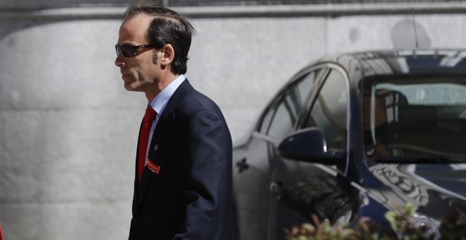 El inspector del Banco de España José Antonio Casaus, que cuestionó en una serie de correos electrónicos la viabilidad de Bankia, a su llegada a la Audiencia Nacional, donde ha declarado como testigo. EFE/Emilio Naranjo