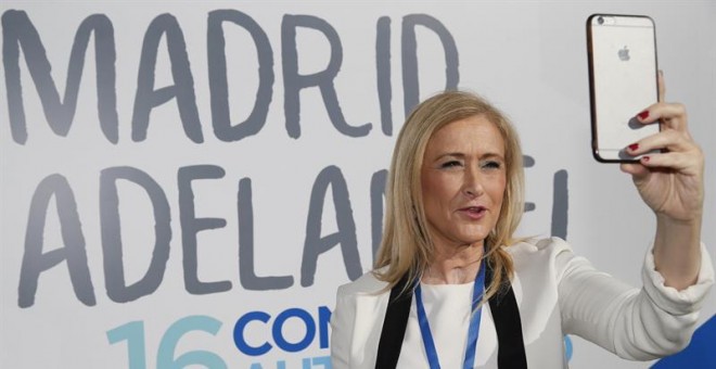 La jefa del Gobierno de la Comunidad de Madrid, Cristina Cifuentes, graba un mensaje para las redes sociales, durante el XVI Congreso del PP de Madrid, en el que será proclamada nueva presidenta la formación. EFE/Mariscal