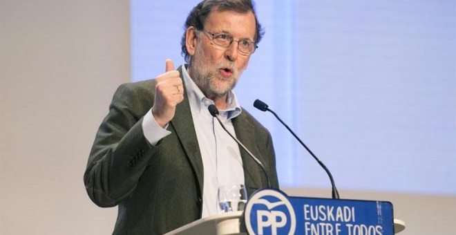 El presidente del Gobierno, Mariano Rajoy, durante su intervención en la clausura del congreso del PP vasco celebrado hoy en Vitoria. EFE/David Aguilar