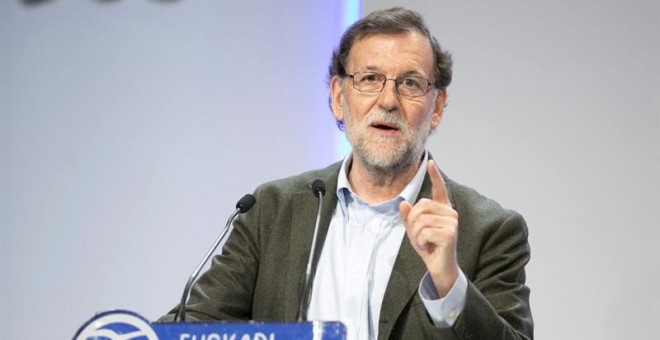 El presidente del Gobierno, Mariano Rajoy, durante su intervención en la clausura del congreso del PP vasco celebrado hoy en Vitoria. EFE/David Aguilar