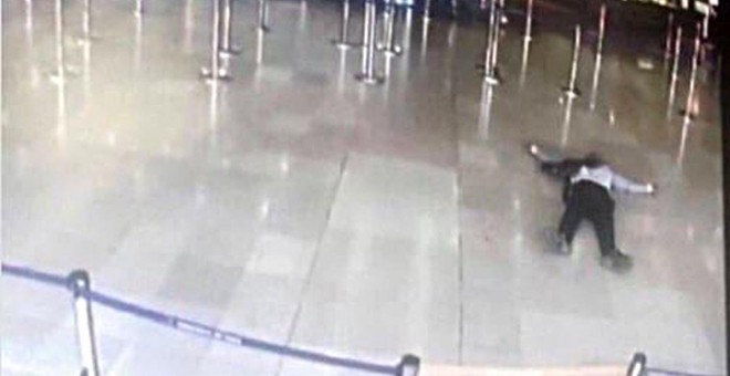 Una cámara de seguridad del aeropuerto de Orly, París, muestra el cuerpo sin vida del agresor abatido a tiros por la Policía francesa. REUTERS/CCTV