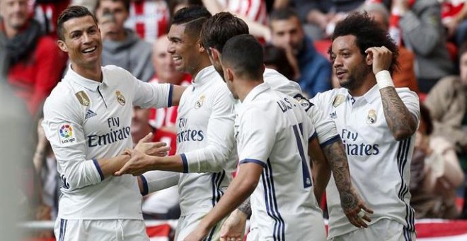 Los jugadores del Real Madrid celebrando el gol de Casemiro. EFE/Luis Tejido