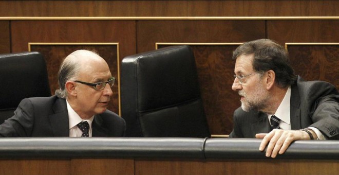 El presidente del Gobierno, Mariano Rajoy conversa con el ministro de Hacienda, Cristóbal Montoro, en el Congreso de los Diputados, en una imagen de archivo. EFE